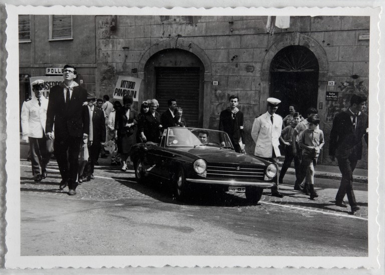 Poggibonsi, 18-19 luglio 1964, XX° anniversario della liberazione e conferimento ad Alcide Cervi della cittadinanza onoraria. Alcide Cervi accompagnato in auto al corteo lungo le vie della città